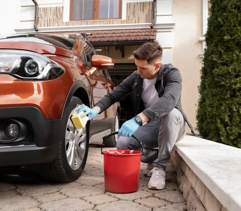Lavage auto à domicile Bisinchi : professionnel intervenant sur un véhicule